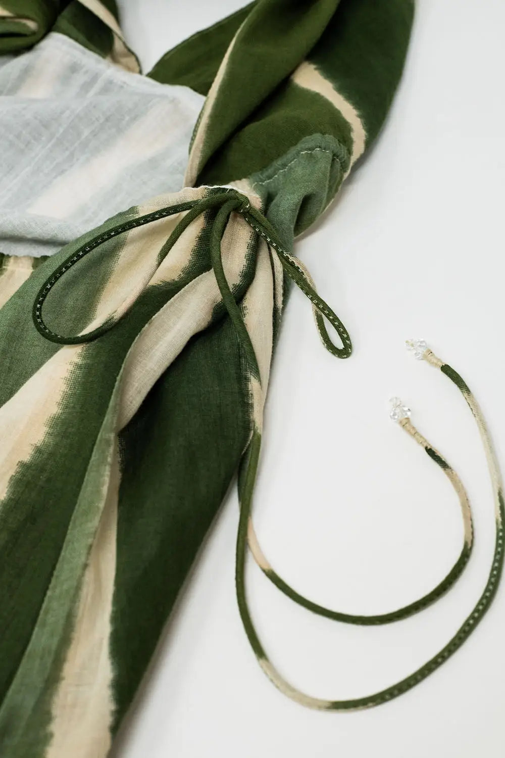 Robe longue dos nu à col en V et fentes latérales en tissu rayé vert - Vestidos