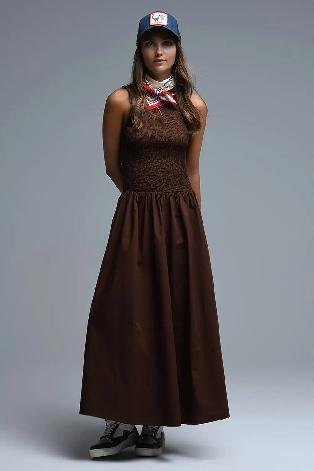 Q2 Robe longue en popeline smockée marron