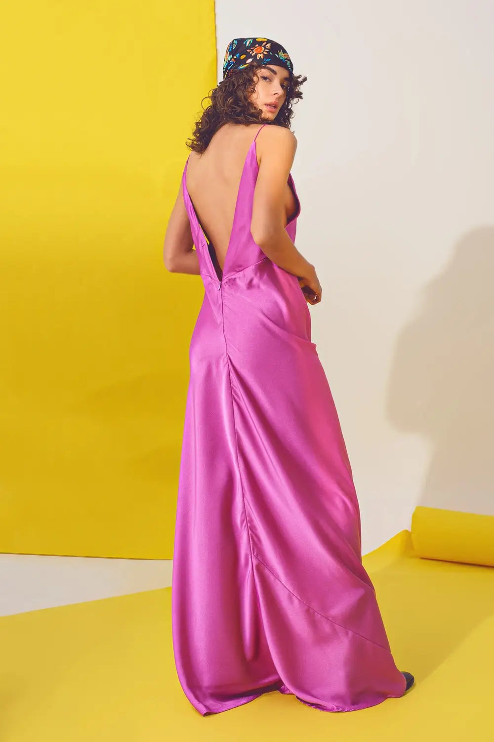 Robe longue en satin avec bretelles spaghetti en fuchsia - Vestidos