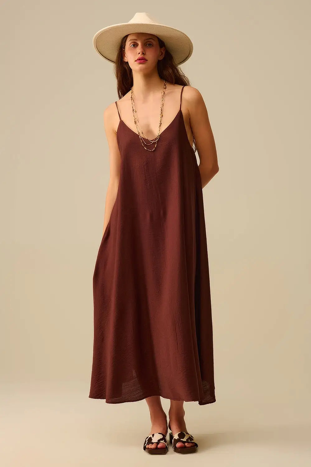 Q2 Robe longue fluide à bretelles spaghetti marron