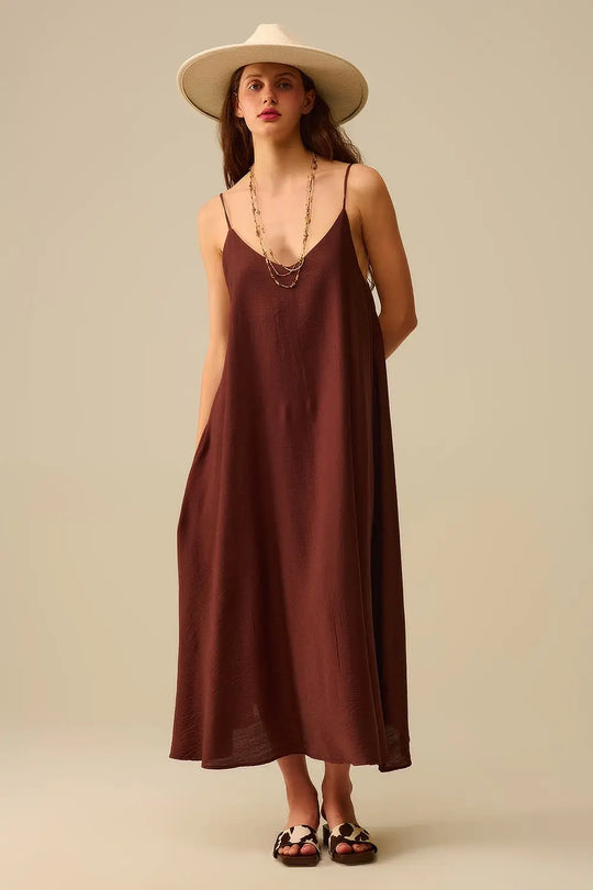 Q2 Robe longue fluide à bretelles spaghetti marron
