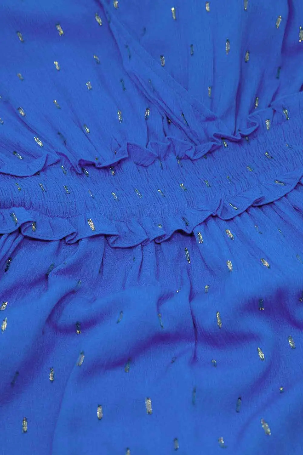Robe mi-longue enveloppée bleue à taille smockée et à pois dorés - Vestidos