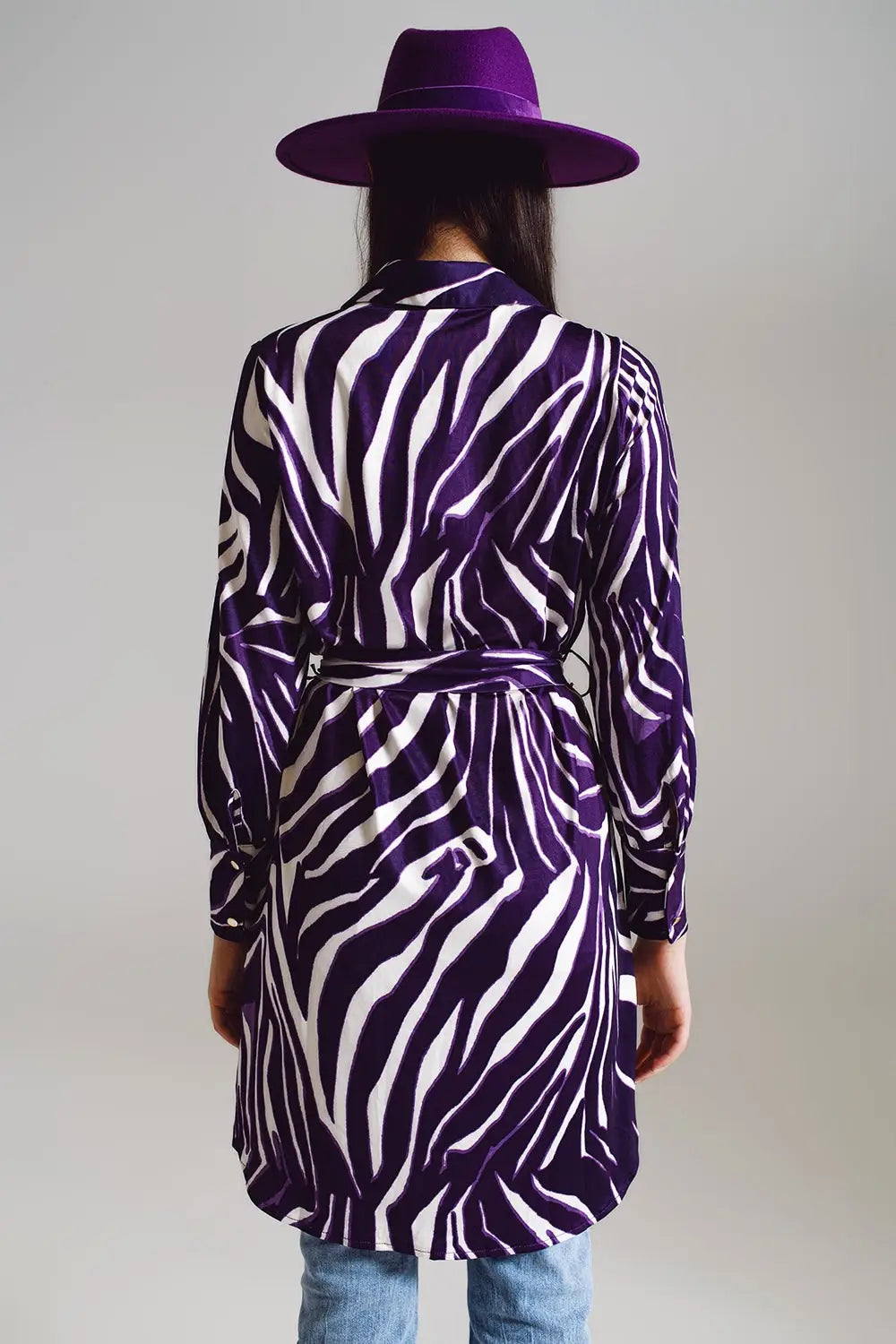 Robe midi courte avec motif zèbre en blanc et violet. - Vestidos