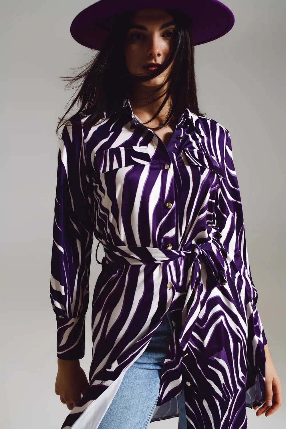 Robe midi courte avec motif zèbre en blanc et violet. - Vestidos