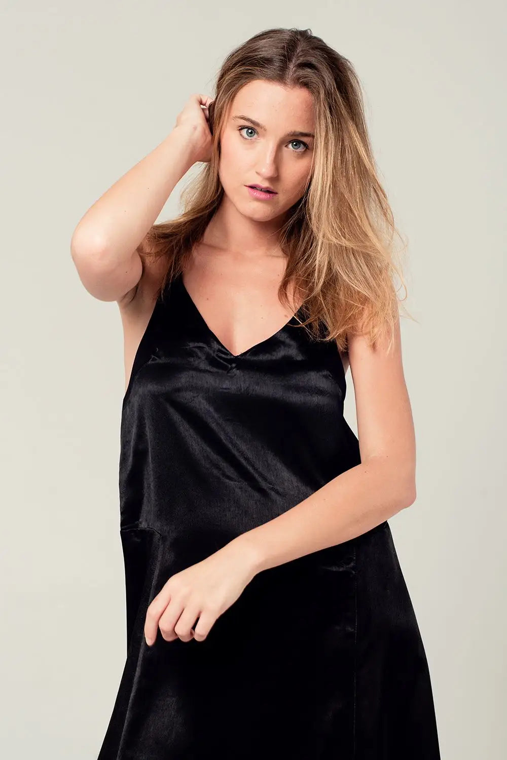 Robe midi en satin noir avec détails dans le dos - Vestidos