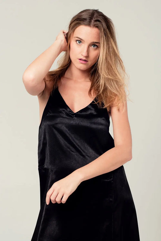 Robe midi en satin noir avec détails dans le dos - Vestidos