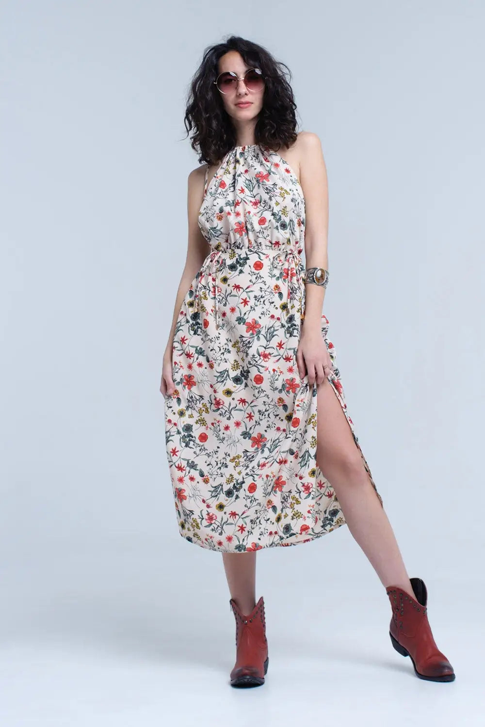 Q2 Robe midi fleurie beige avec col haut et ouvertures