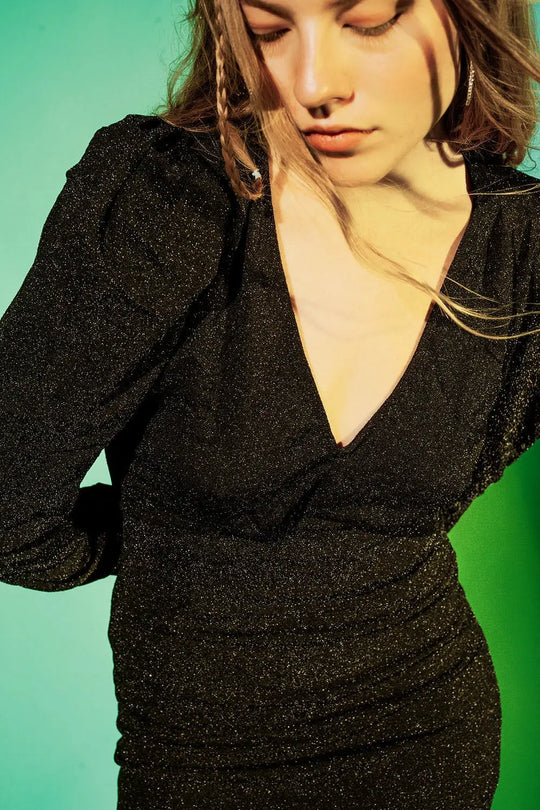 Robe noire courte avec encolure en V et finition à effet pailleté - Vestidos