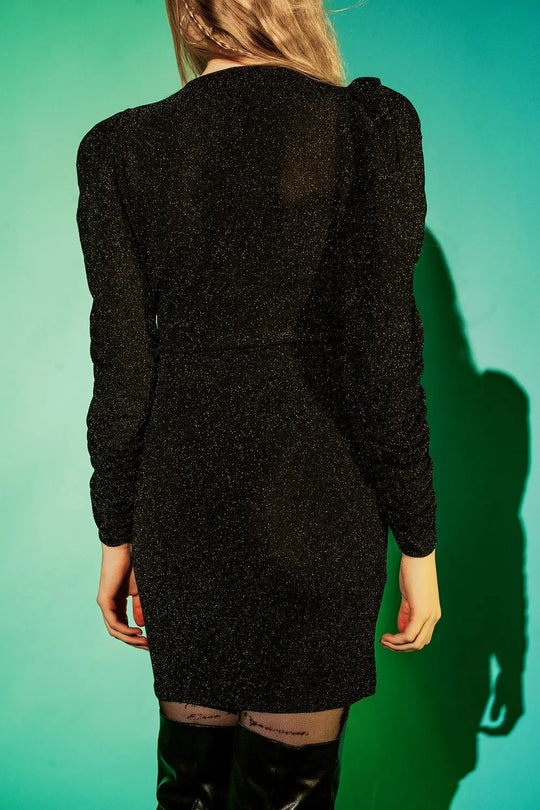 Robe noire courte avec encolure en V et finition à effet pailleté - Vestidos