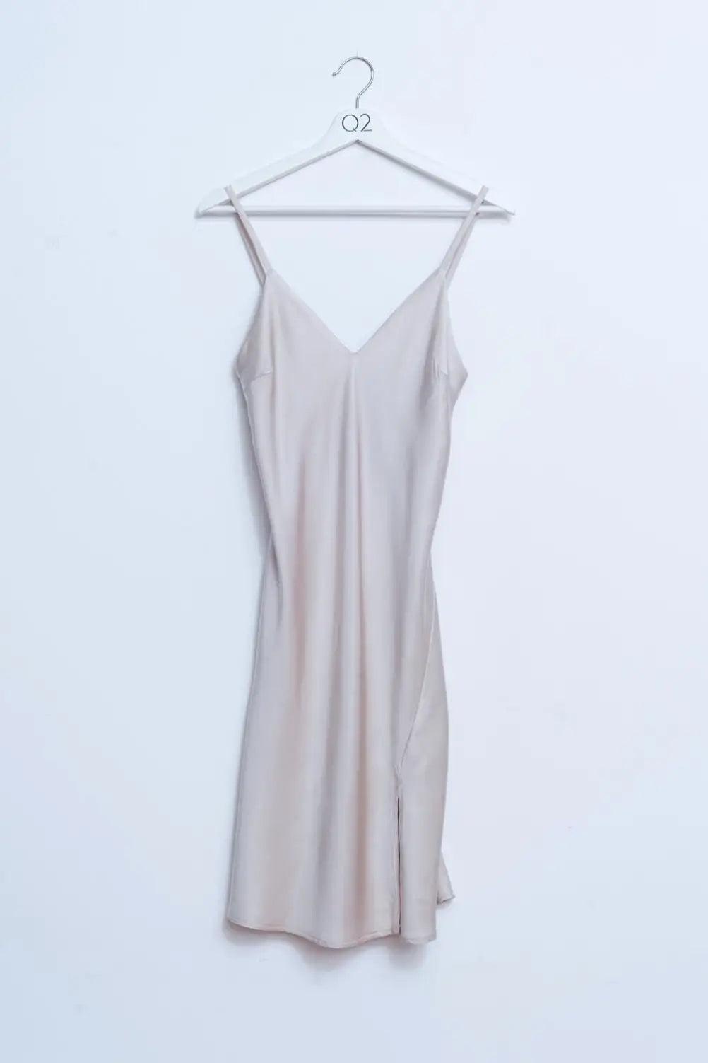 Q2 Robe nuisette courte en satin beige