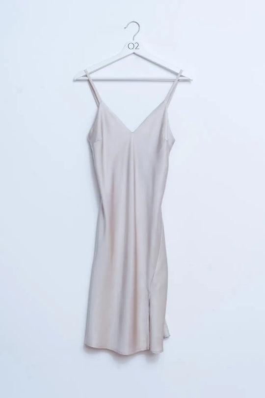 Q2 Robe nuisette courte en satin beige