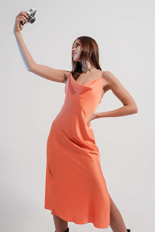 Robe nuisette mi longue à fines bretelles en satin très brillant - Vestidos