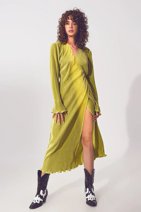 Q2 Robe plissée en satin avec détail enveloppant en verte