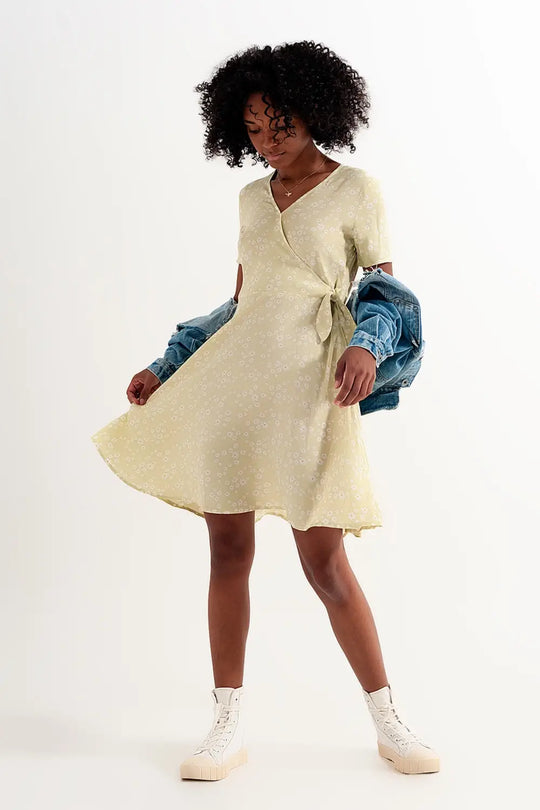 Robe portefeuille courte à imprimé marguerite en vert - Vestidos