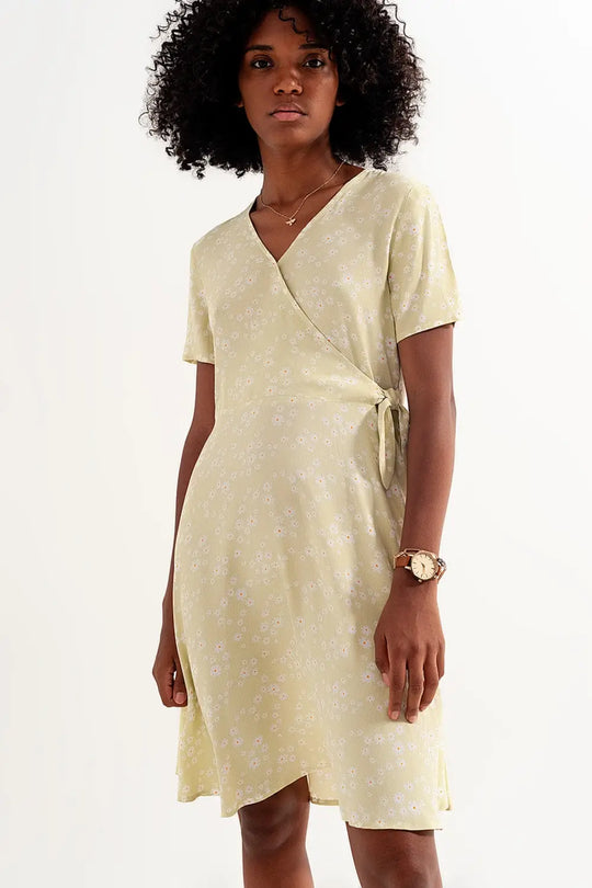 Robe portefeuille courte à imprimé marguerite en vert - Vestidos