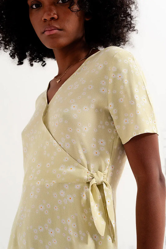 Robe portefeuille courte à imprimé marguerite en vert - Vestidos
