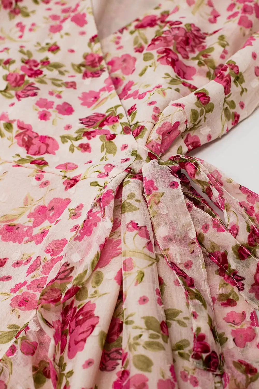 Robe portefeuille courte Plumetti à imprimé floral rose - Vestidos