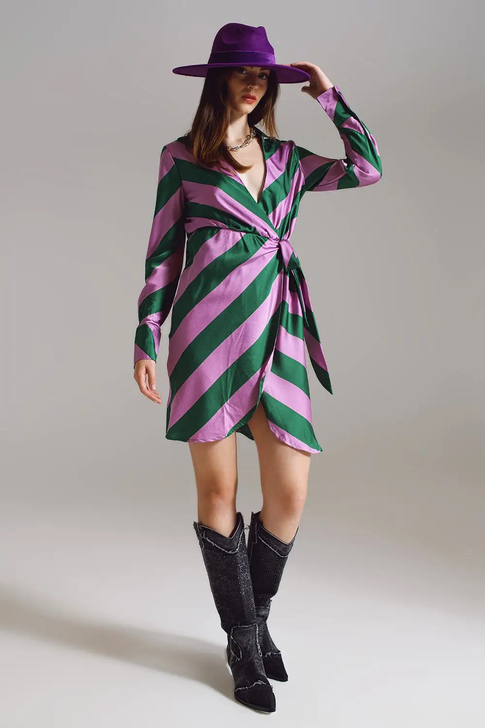 Robe portefeuille en satin à imprimé rayé lilas et vert - Vestidos
