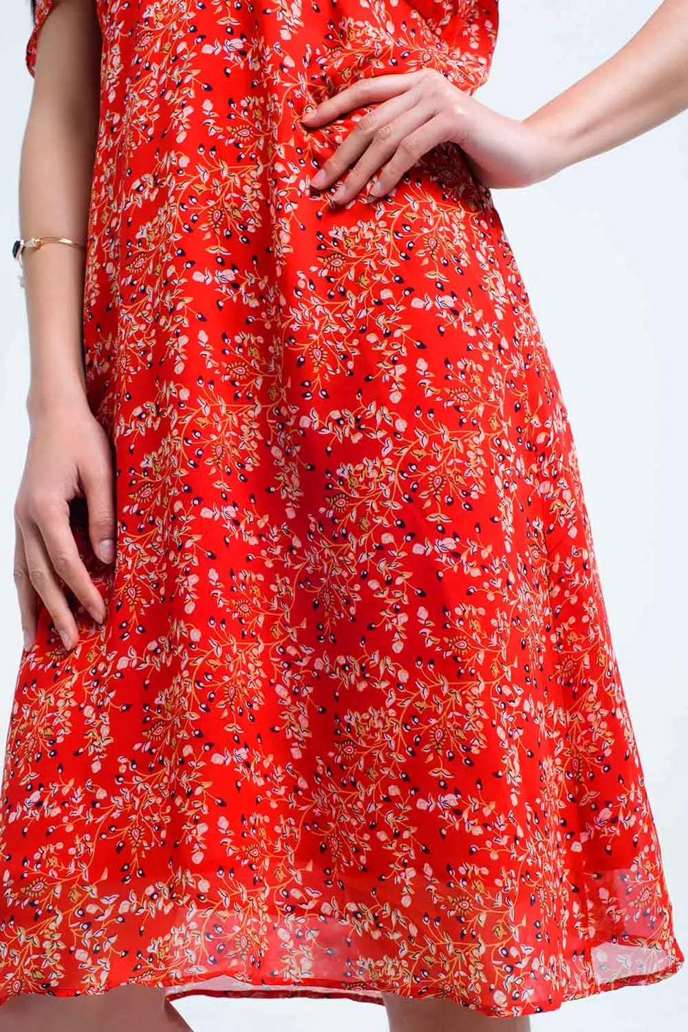 Robe rouge avec des fleurs imprimées et des volants - Vestidos