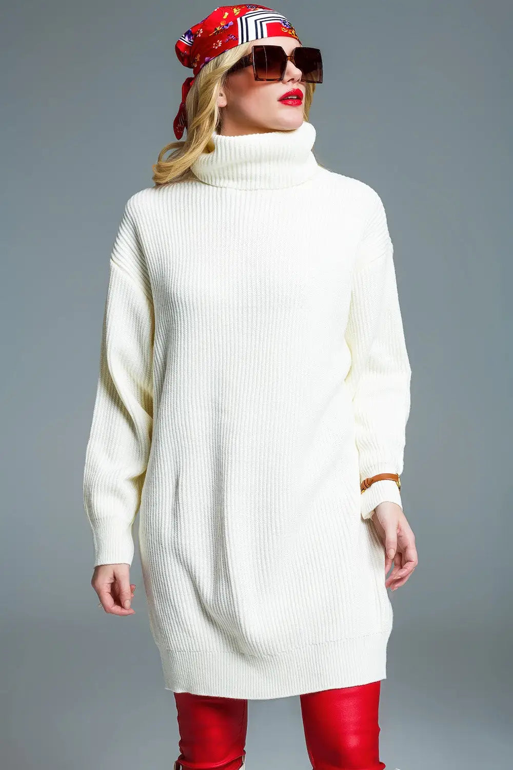 Robe surdimensionné en maille côtelée à col roulé en crème - Vestidos