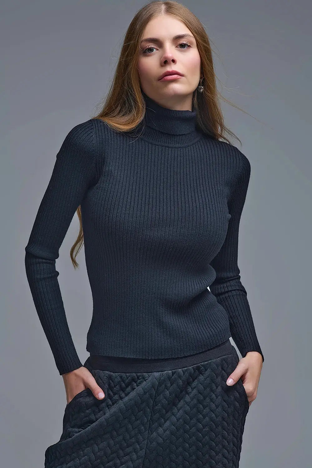 Q2 Rolled Turtle Neck Ribbed Sweater in black