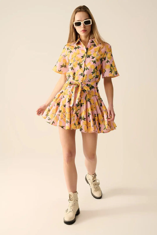 Q2 Romantic dress with waistband and lemon print and short sleeves in Pink