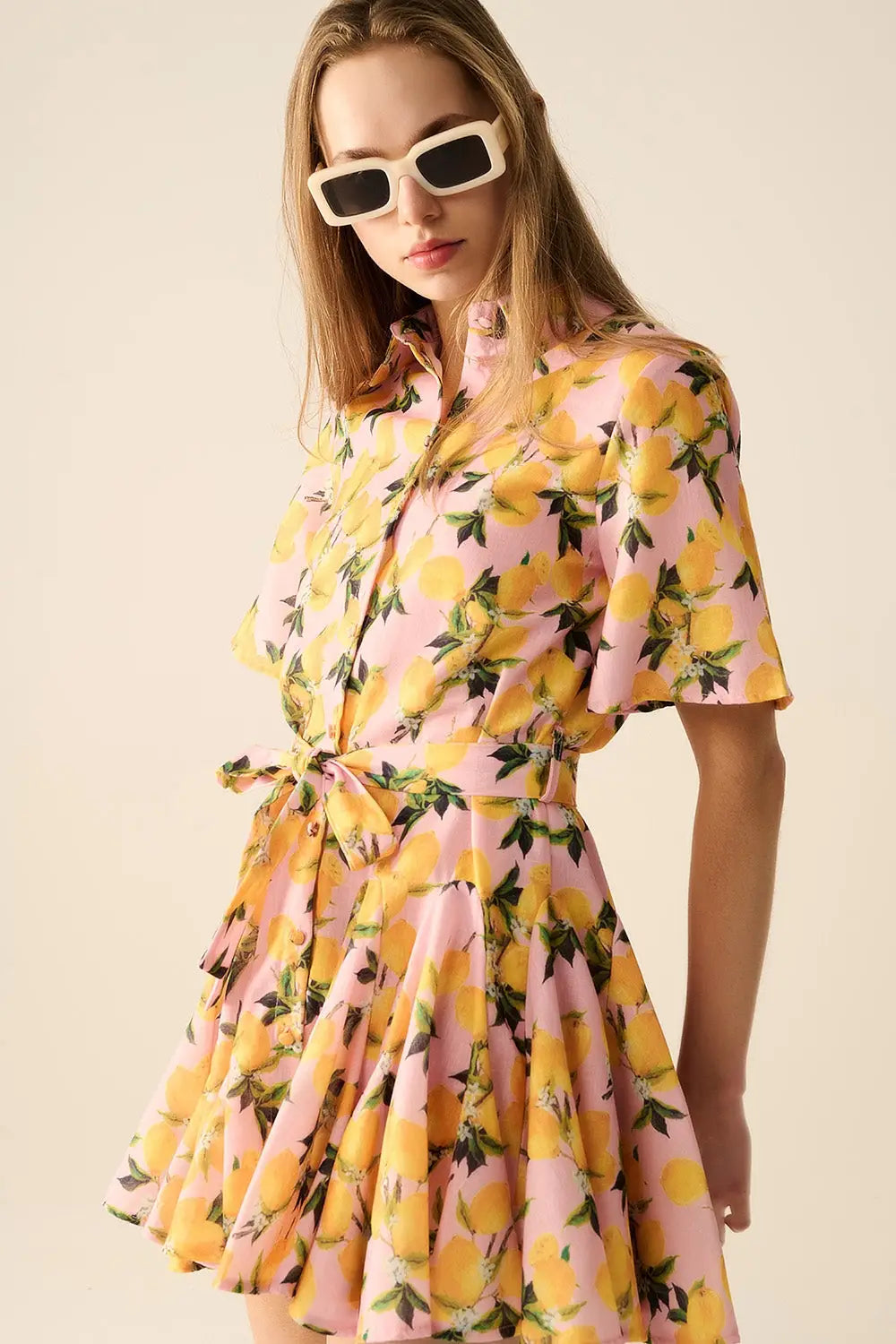 Romantic dress with waistband and lemon print and short sleeves in Pink - Dresses