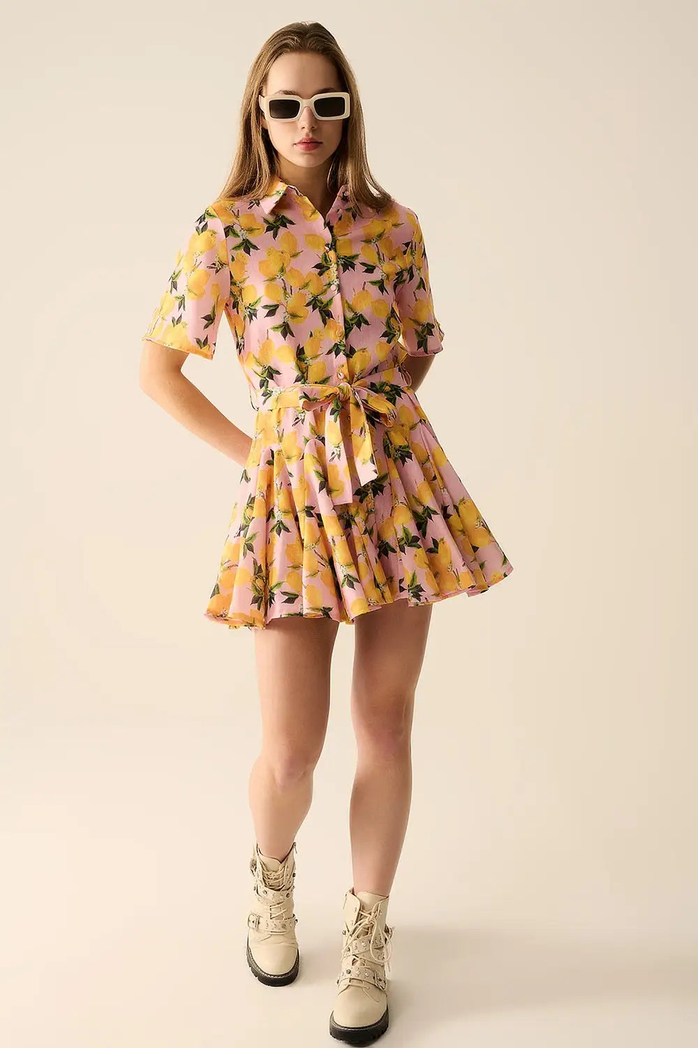 Romantic dress with waistband and lemon print and short sleeves in Pink - Dresses