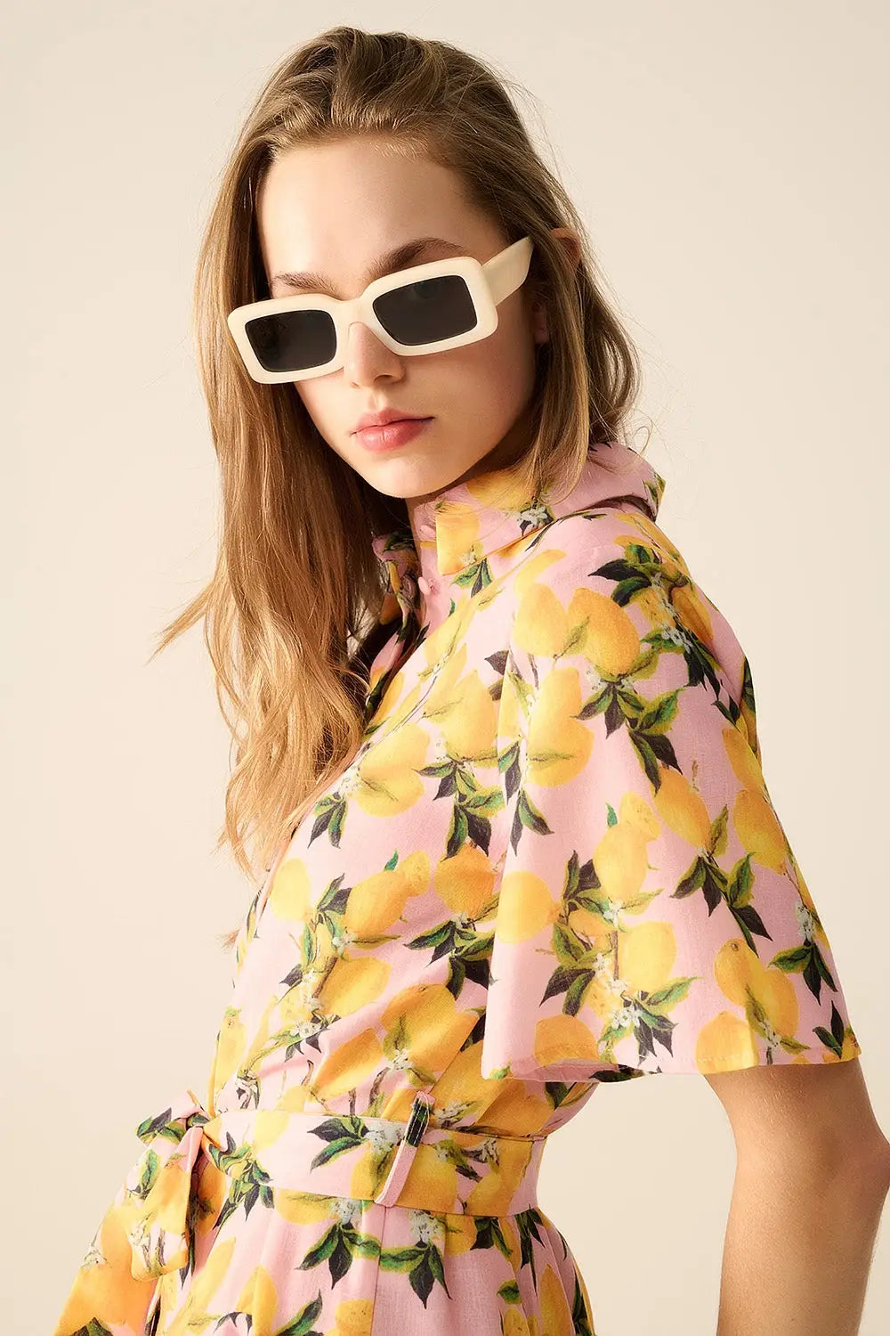 Romantic dress with waistband and lemon print and short sleeves in Pink - Dresses
