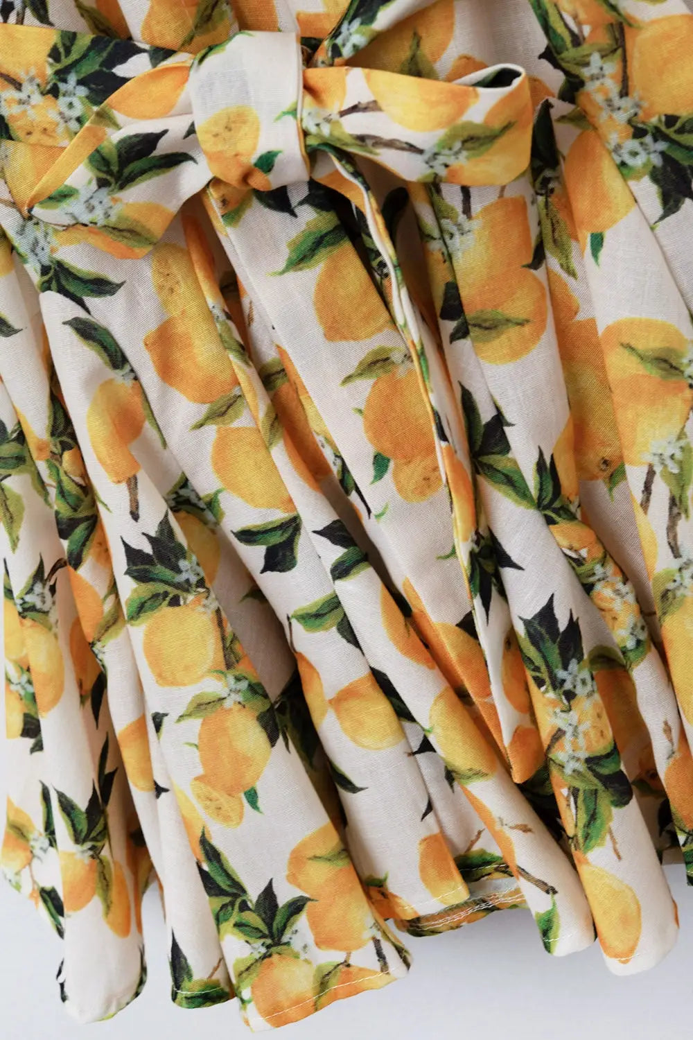 Romantic dress with waistband and lemon print and short sleeves - Dresses