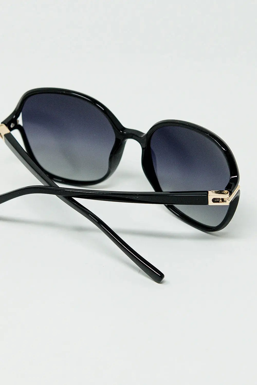 Round sunglasses in black with gold metal detail - One Size / Black
