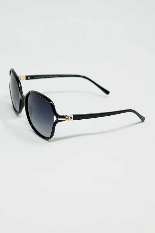 Round sunglasses in black with gold metal detail - One Size / Black
