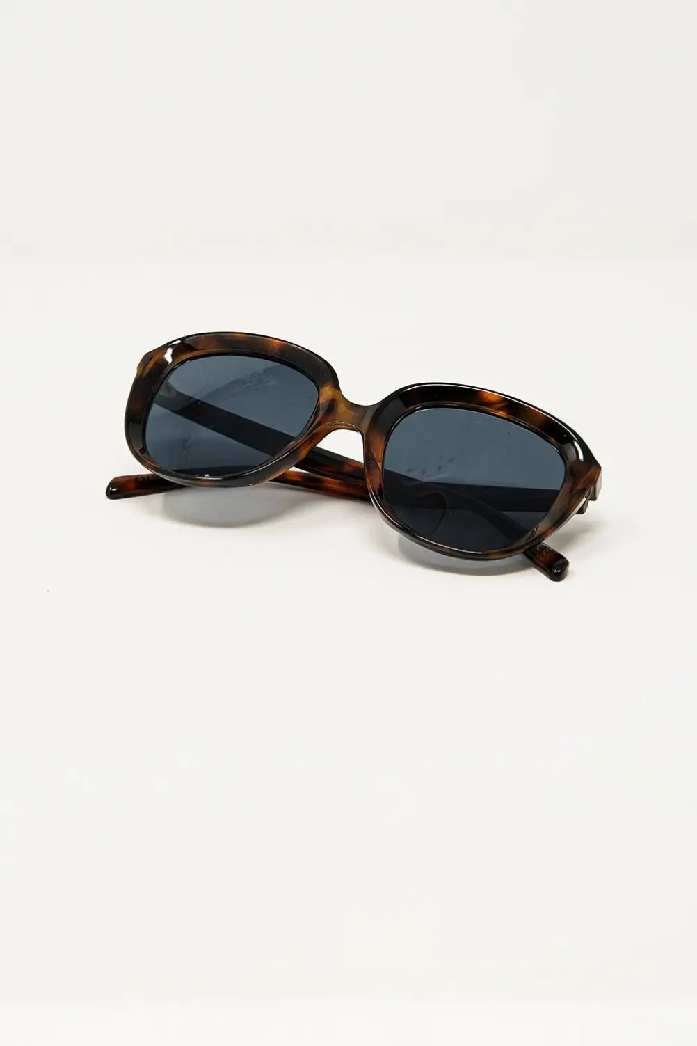 Round Sunglasses In Dark Tortoise Shell - One Size / Brown