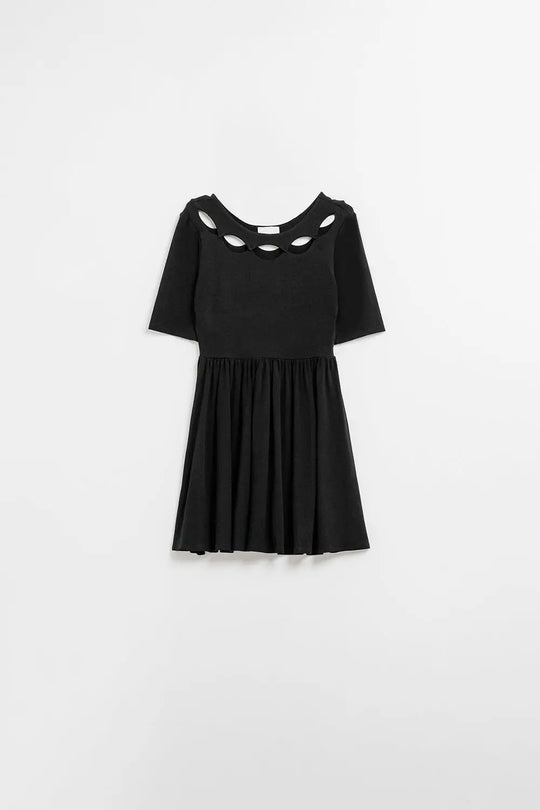 Q2 short black velvet dress
