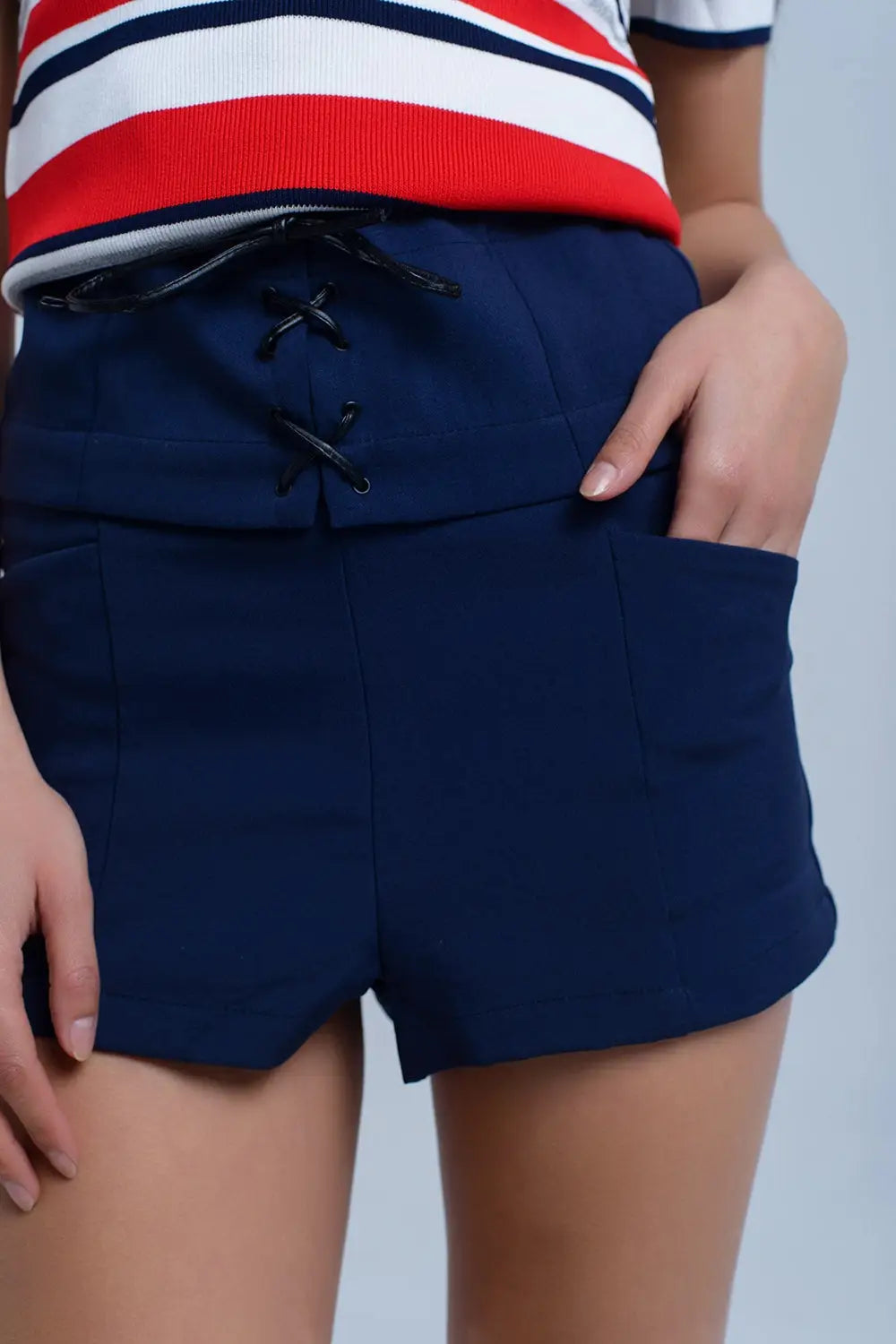 Short bleu marine avec détail de cravate - Pantalons