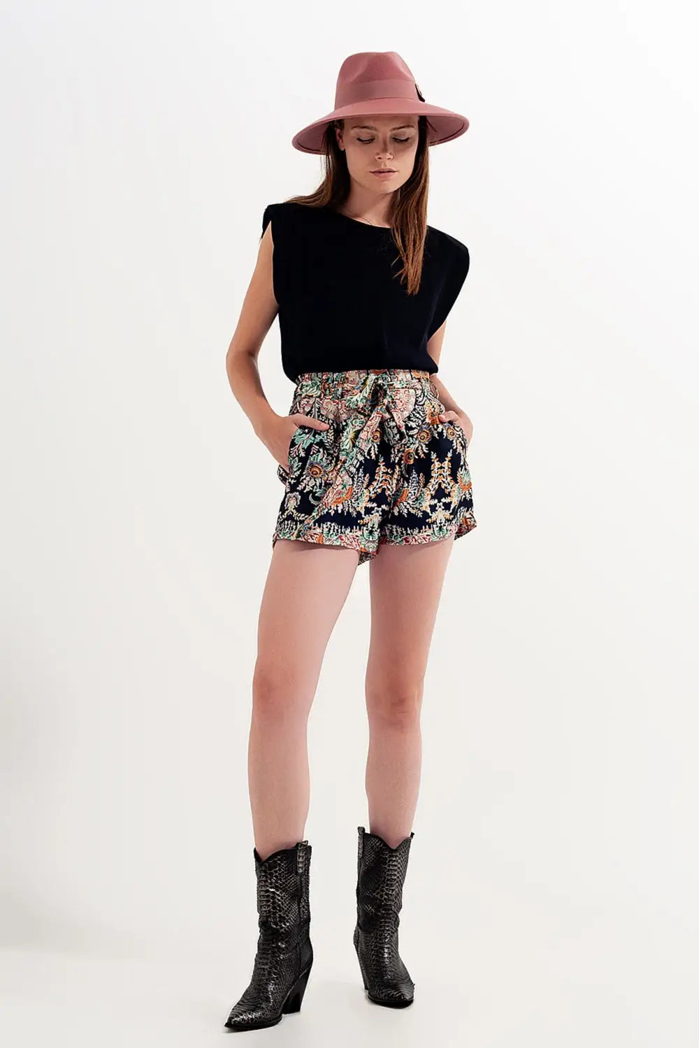 Short court coupe slim effet satiné à taille élastique avec imprimé fleuri - Pantalons