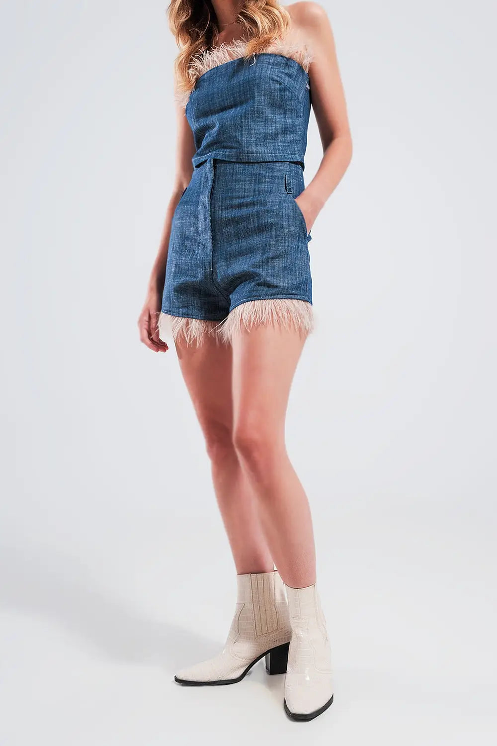Short de costume avec ourlet à plumes synthétiques en bleu - Pantalons