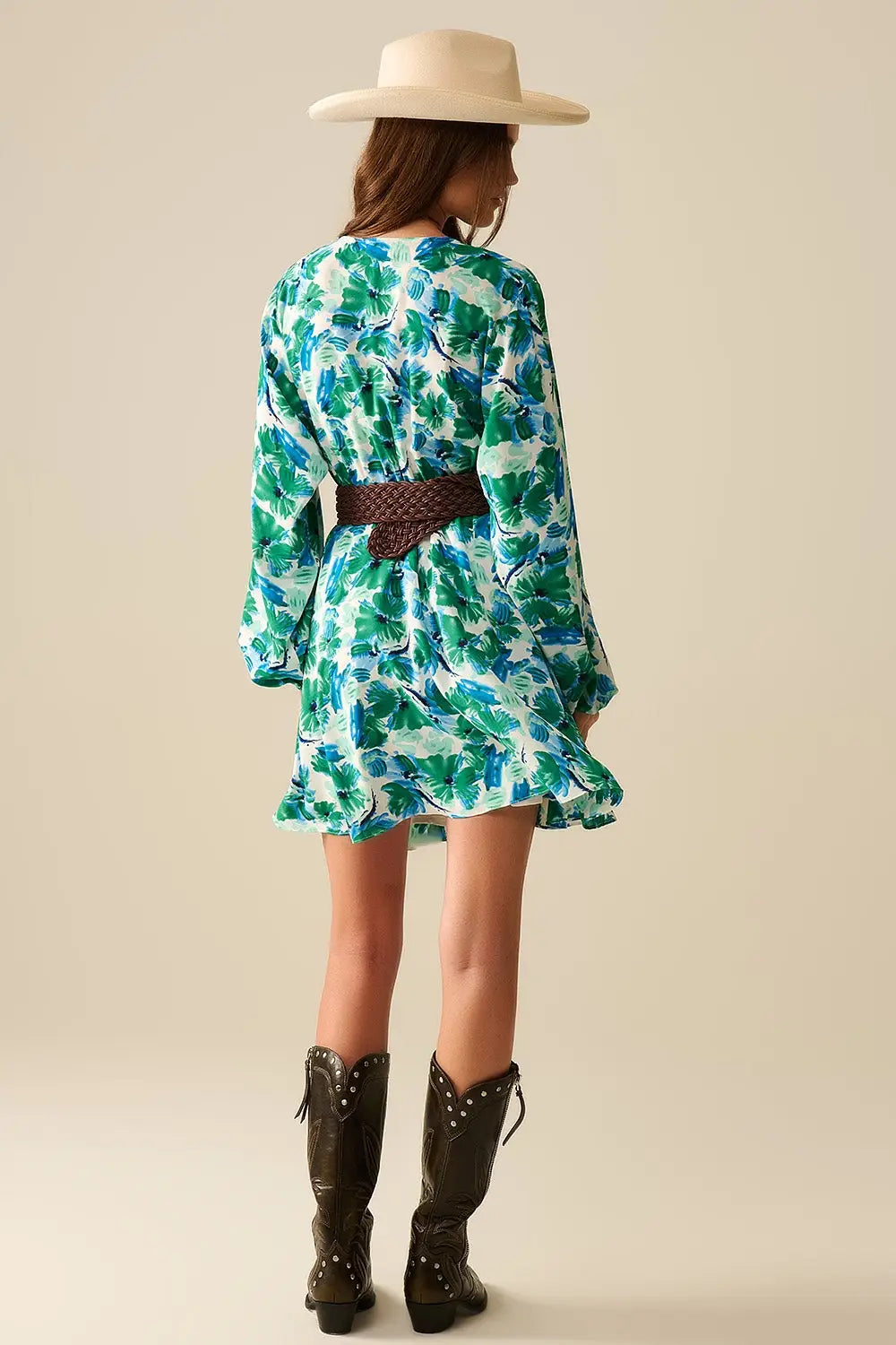 short dress with a wide V-neck and floral print - Dresses