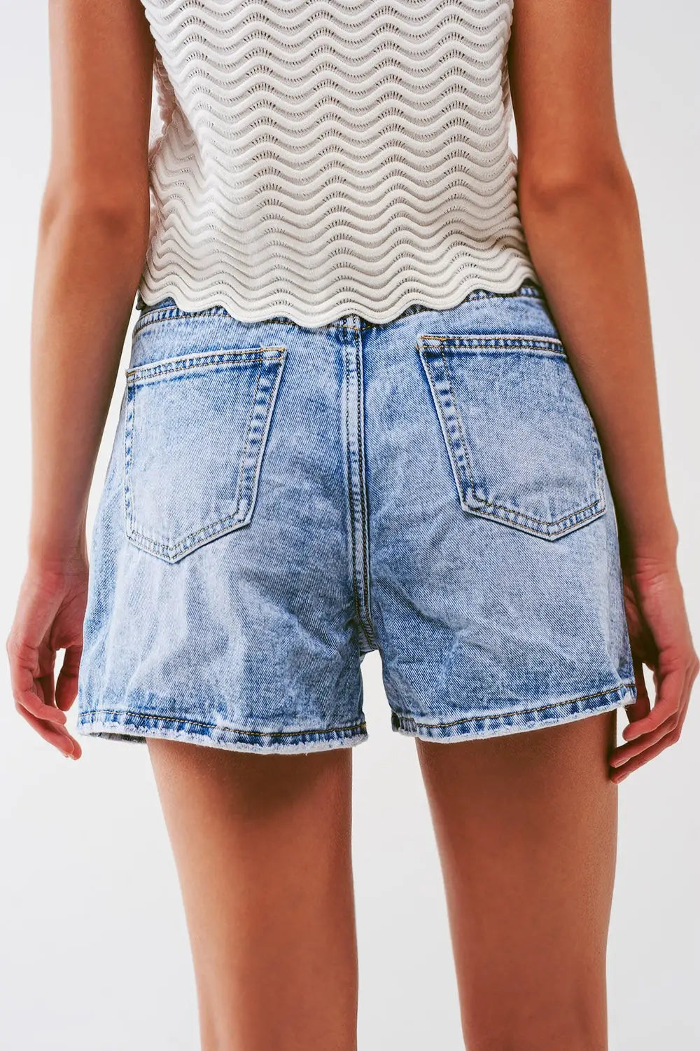 Short en denim avec un lavage bleu clair - Pantalons