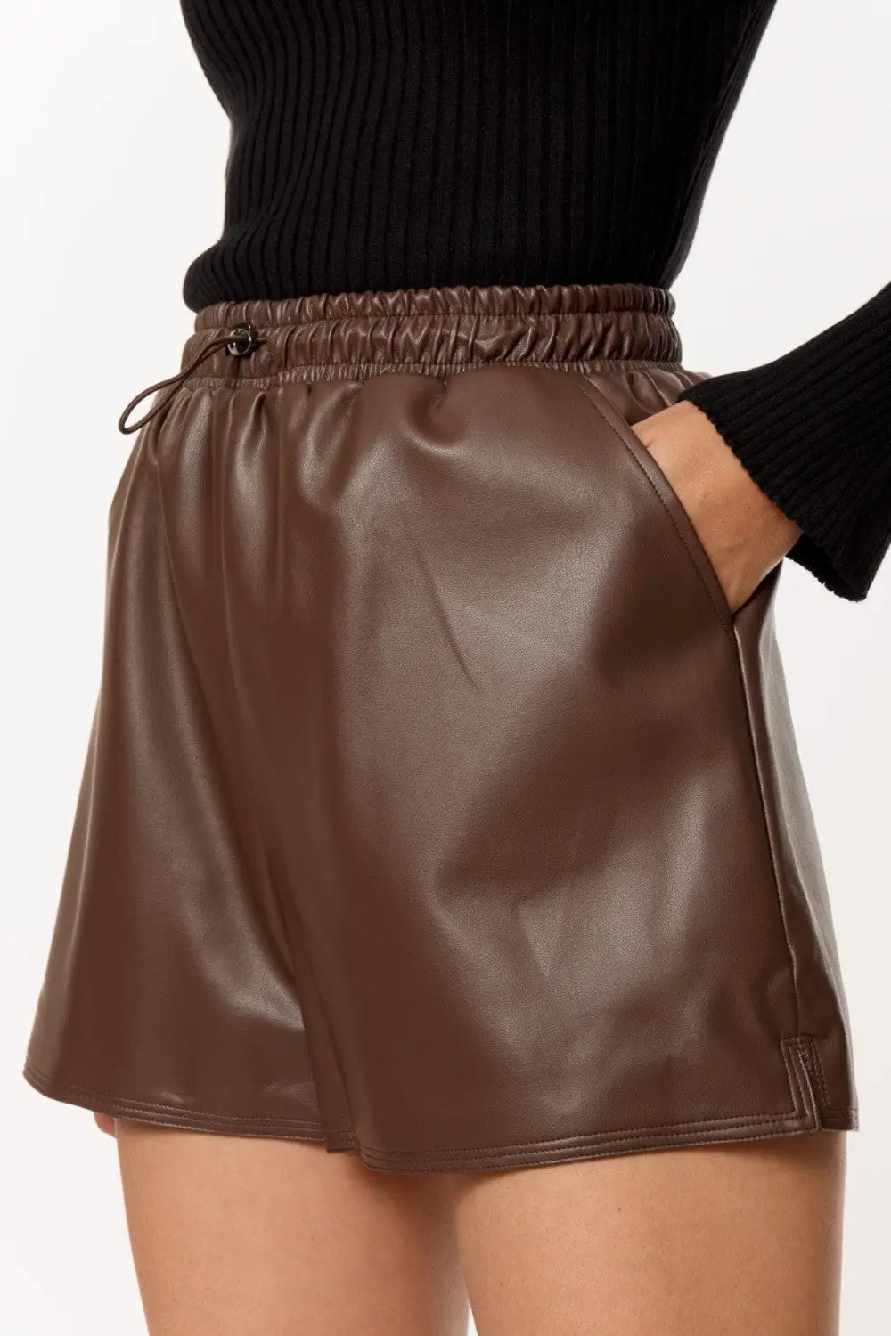 Short en simili-cuir marron avec fronces à la taille et cordon de serrage - Pantalons