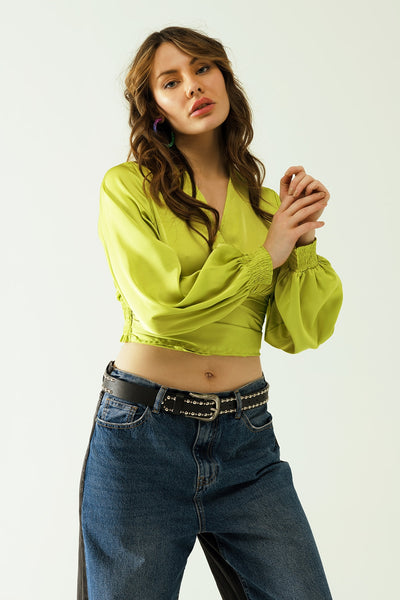 Short green crop top with long and wide sleeves