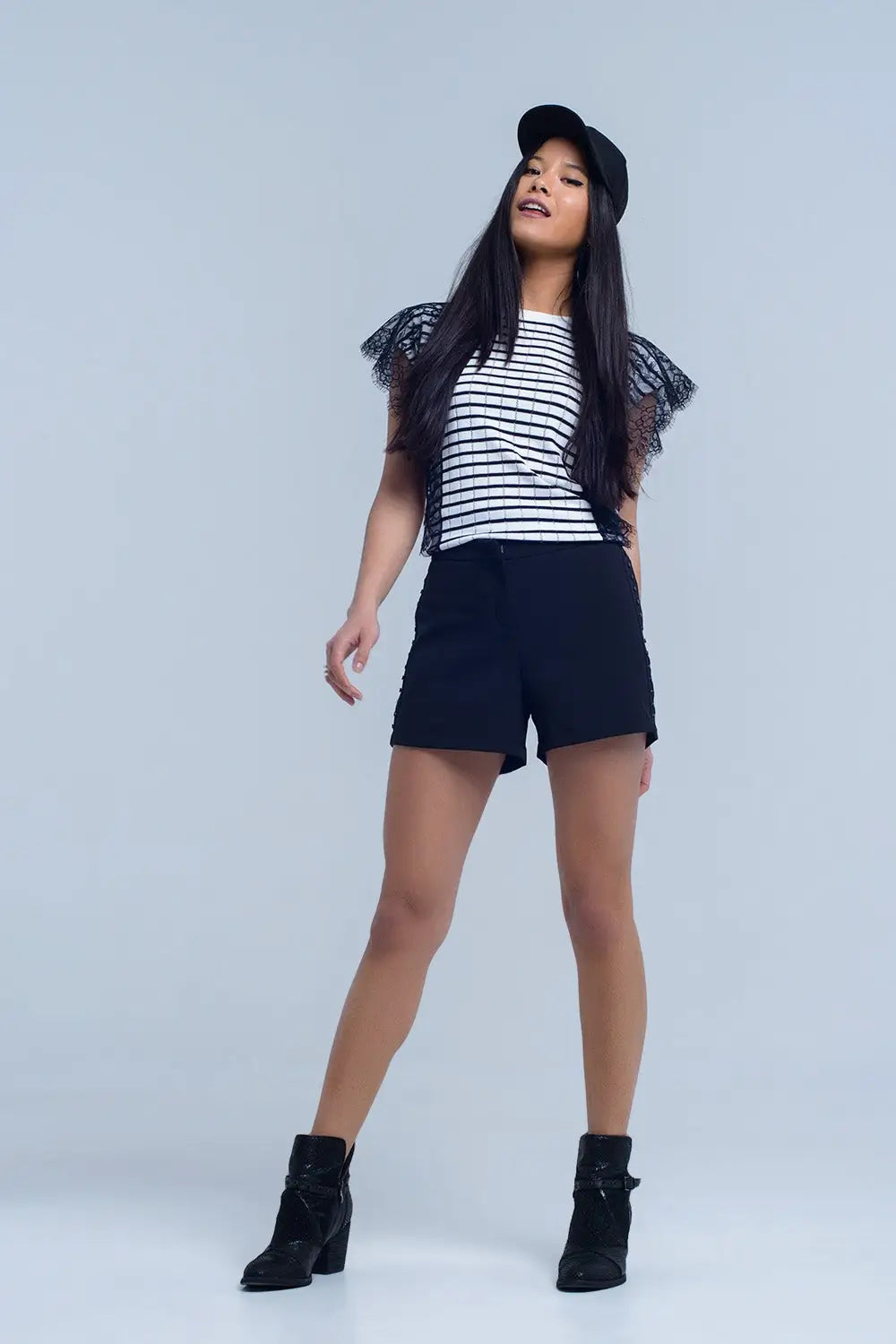 Short noir avec détail de côté - Pantalons