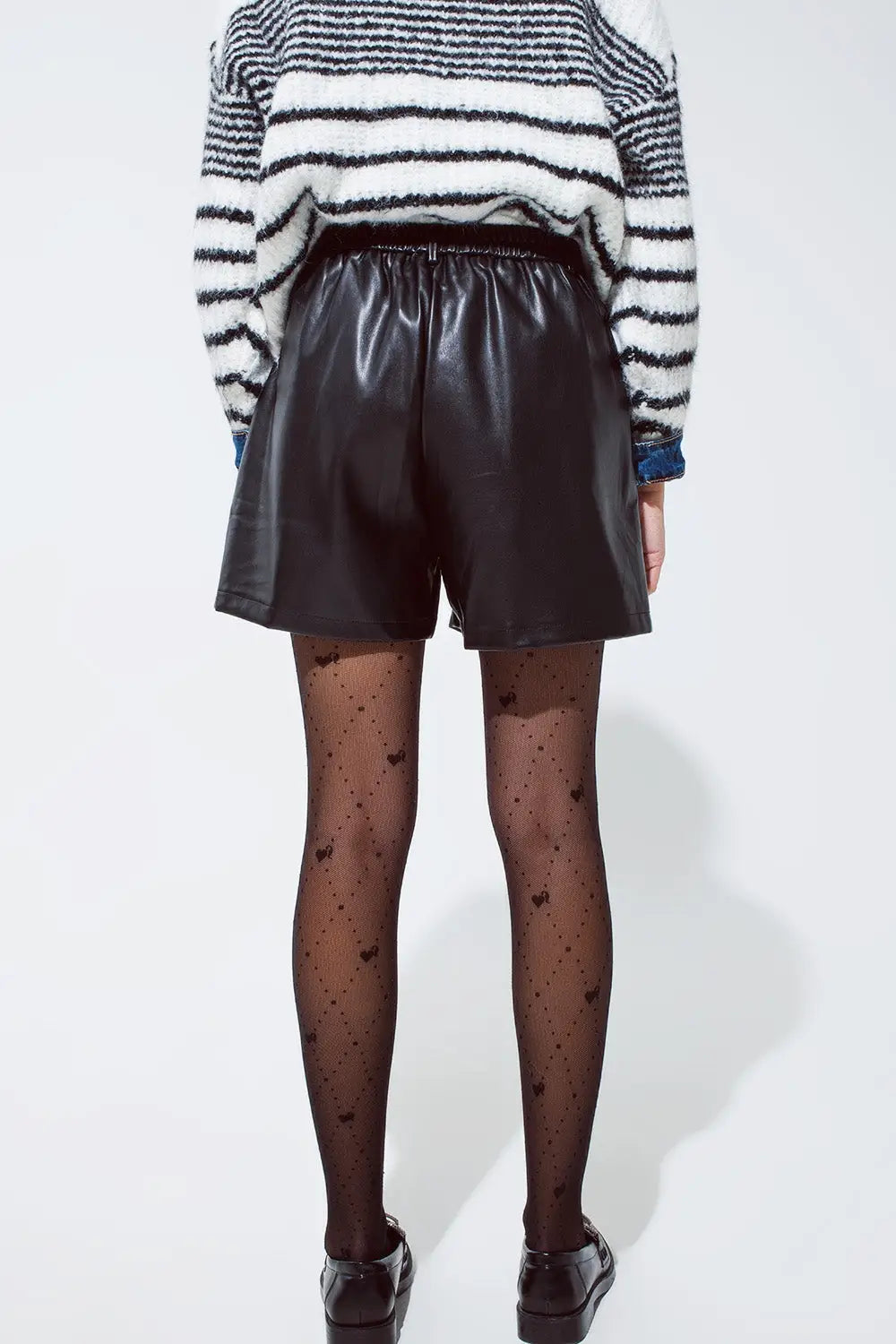 Short oversize en faux cuir avec plis sur le devant et poches en noir - Pantalons