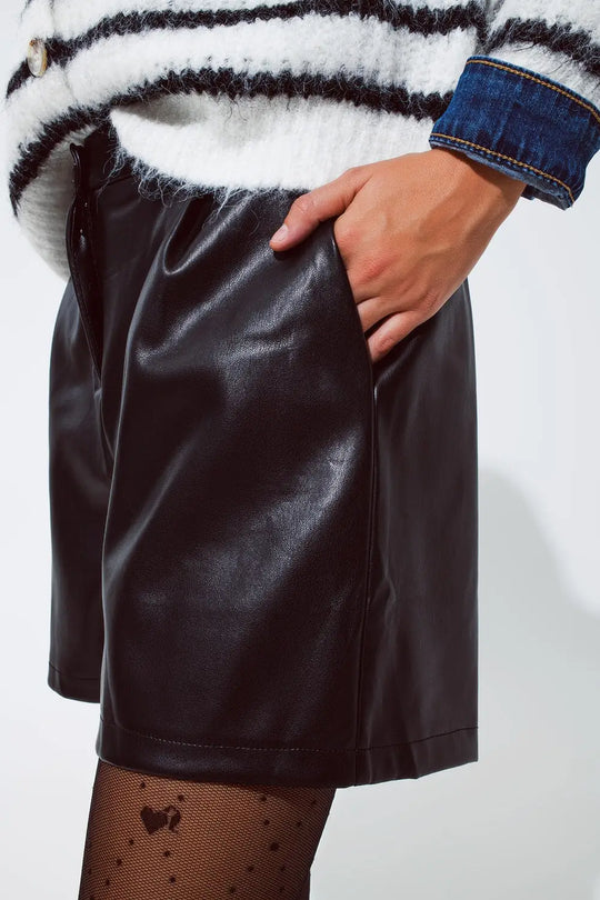 Short oversize en faux cuir avec plis sur le devant et poches en noir - Pantalons