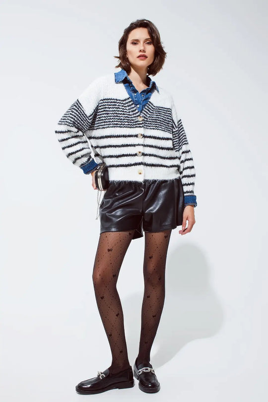 Short oversize en faux cuir avec plis sur le devant et poches en noir - Pantalons