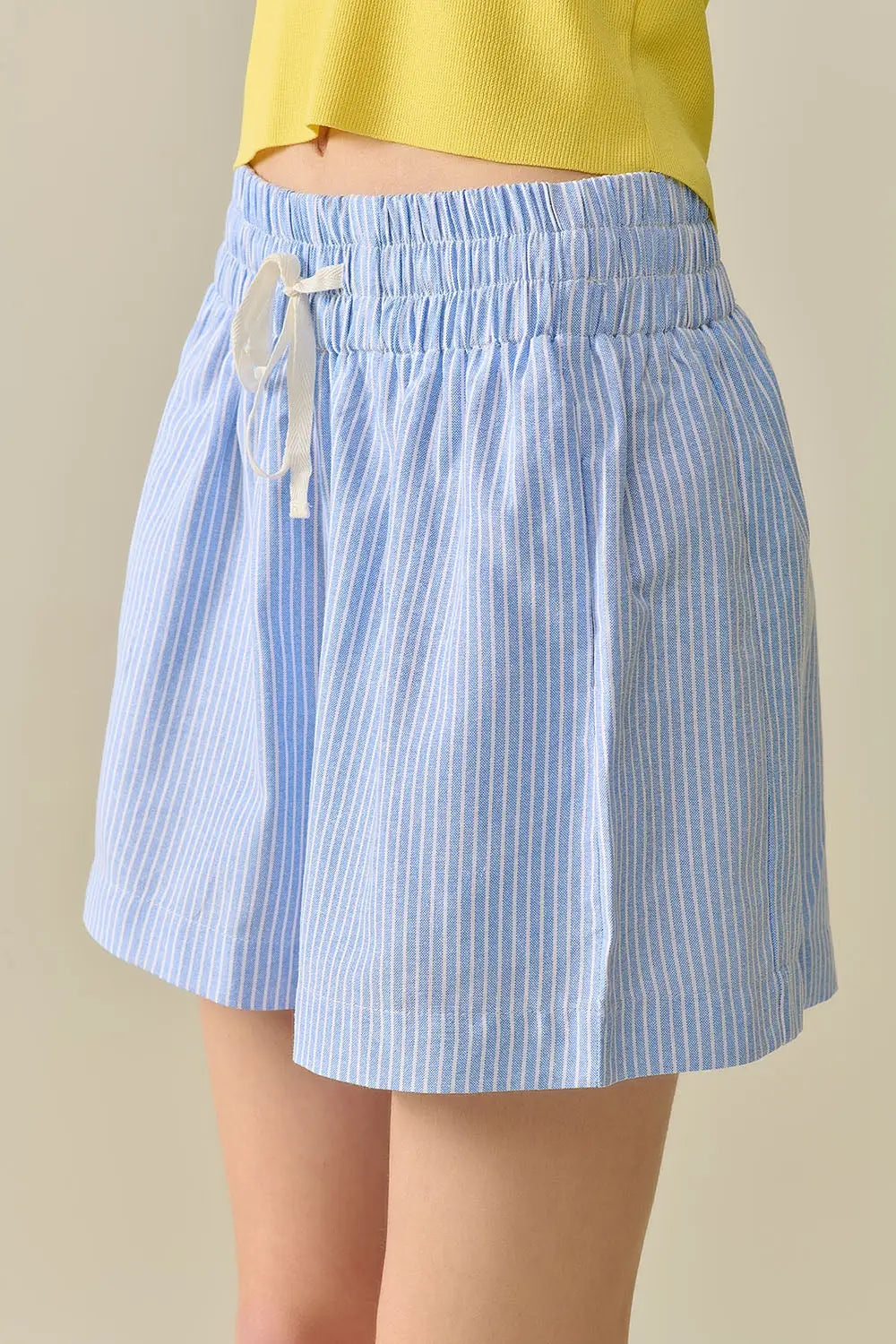 Short with stripes and strings in the waistband - Pants