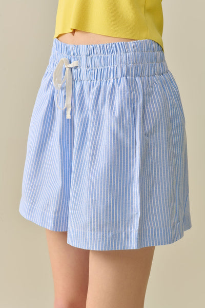 Short with stripes and strings in the waistband