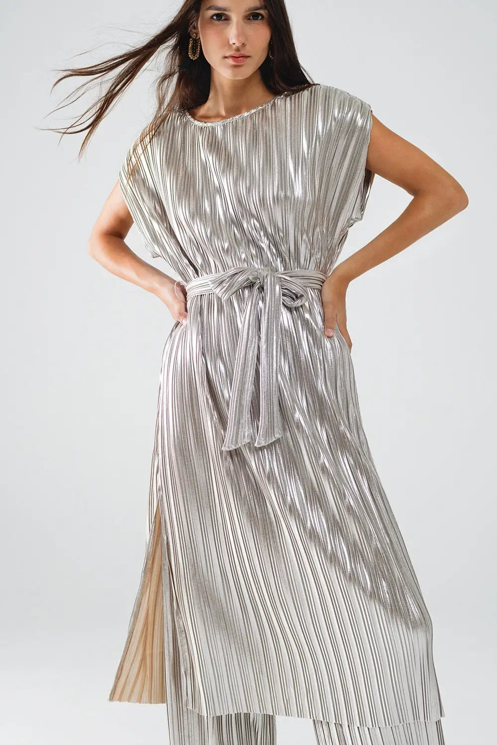 Silver Pleated Dress With Belt And Short Sleeves - Dresses
