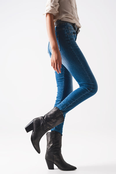 Skinny jeans in distressed blue