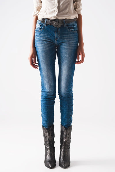 Skinny jeans in distressed blue